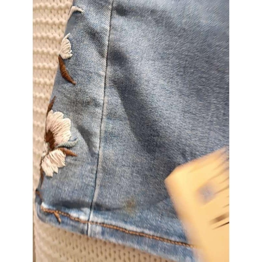 Celebrity Pink Generation Floral Embroidered Flare Jeans Light Wash Womens W 26 - Picture 13 of 14
